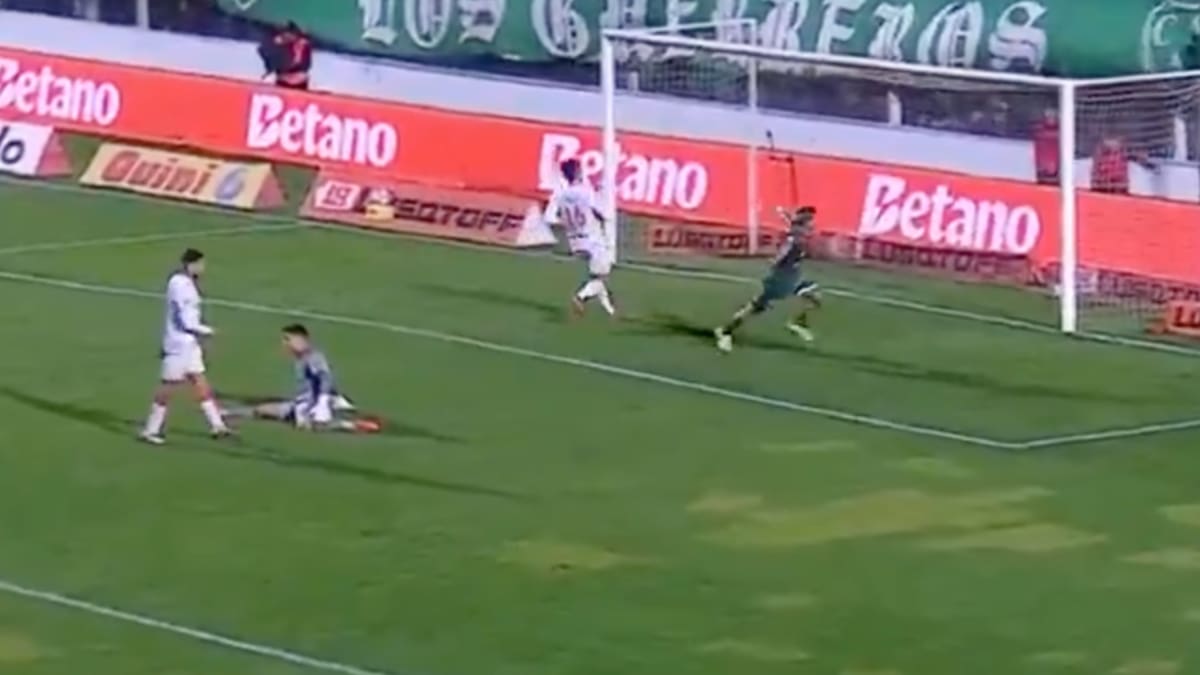 VIDEO | Brayan Cortés sufre el primer gol del torneo en Argentina ante delantero con pasos en Chile