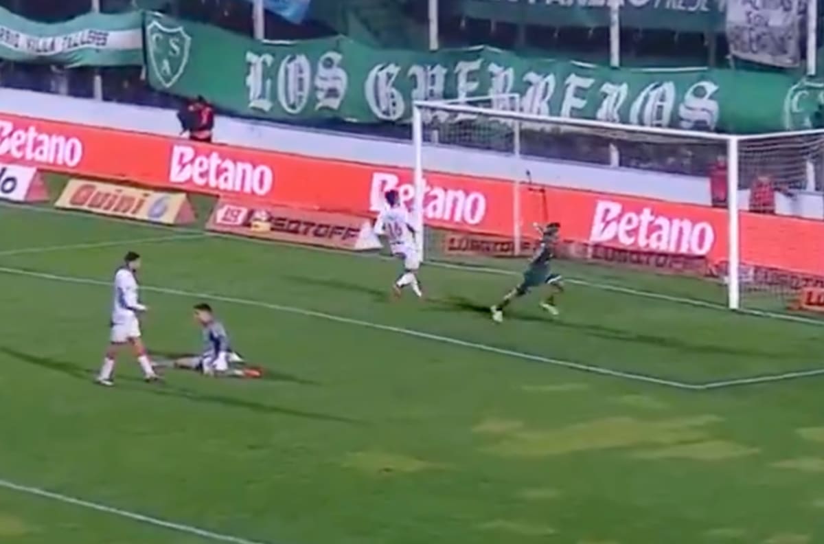 VIDEO | Brayan Cortés sufre el primer gol del torneo en Argentina ante delantero con pasos en Chile