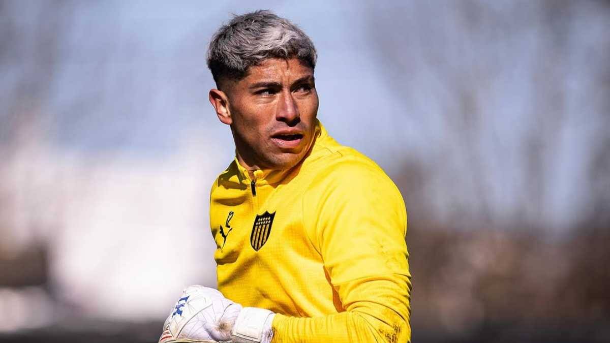 Cambio de planes: Peñarol busca renegociar con Colo Colo para cerrar el fichaje de Brayan Cortés
