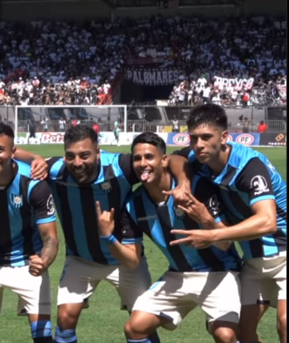 El volante celebró el triunfo ante Colo Colo haciendo el gesto de la U.