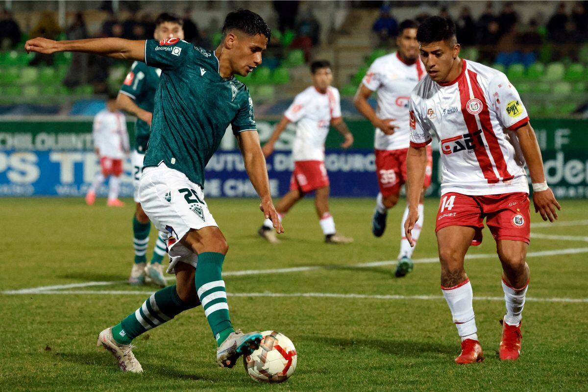 (izquierda) durante un partido de Santiago Wanderers en la temporada 2024. Foto: Agencia Aton.
