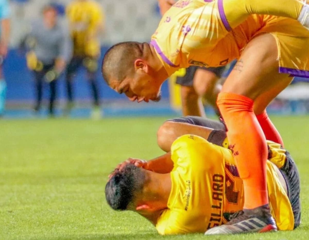 Brayan Manosalva contra Ángel Gillard en el Clásico Penquista. Foto: Sabes Deportes.