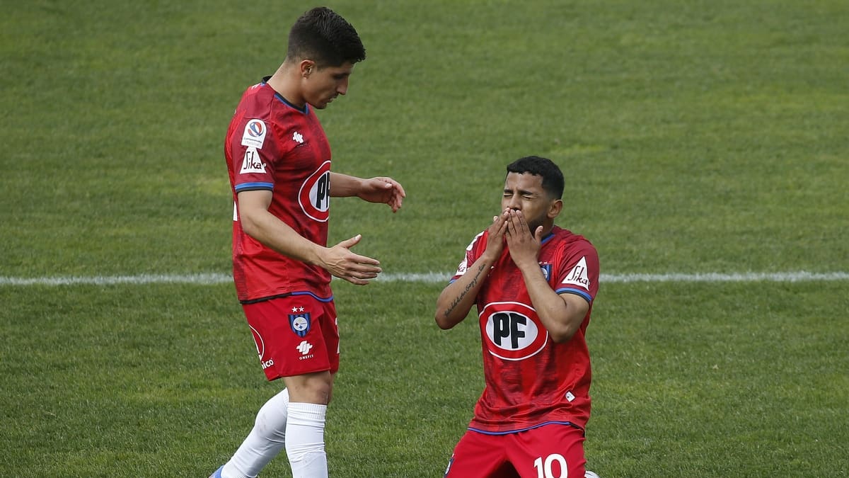 “Venezolano y la...” : jugador de Huachipato denunció insultos xenófobos de hinchas de Universidad Católica