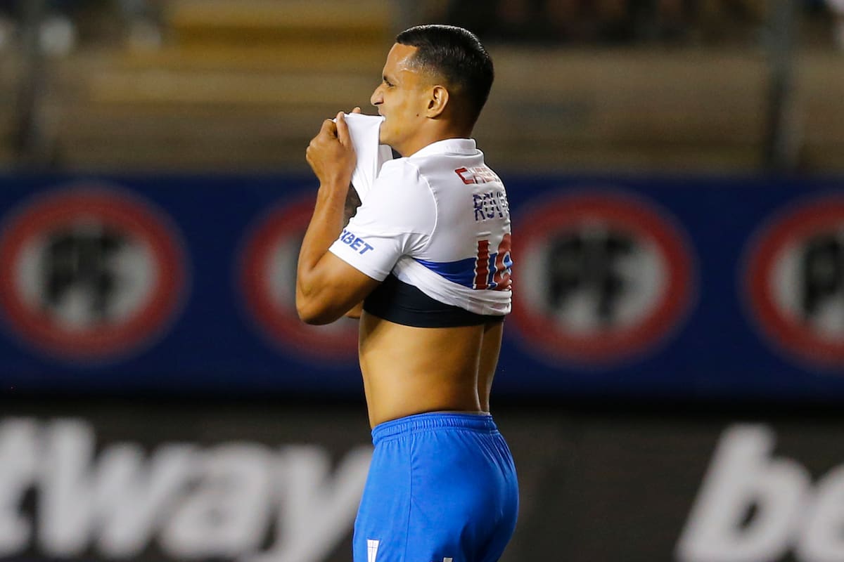 El jugador colombiano de Universidad Católica está muy cerca de dejar el club. Foto: Agencia Aton.