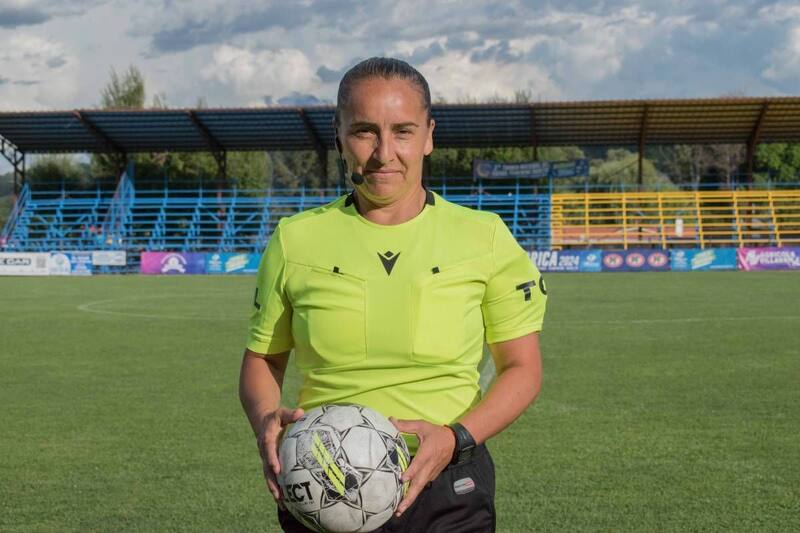 La ex seleccionada chilena Brisla Comas arbitra en el Campeonato Villarrica-Lican Ray.