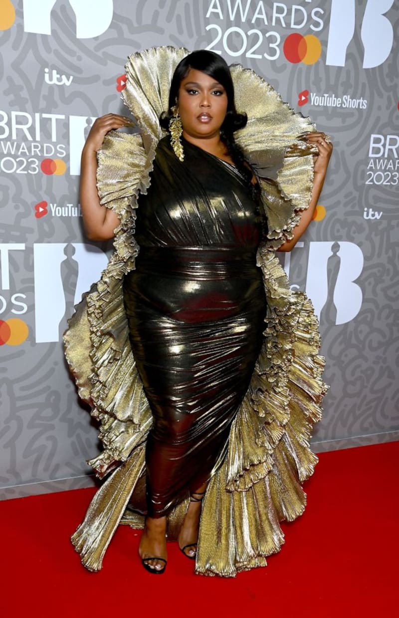 Lizzo luciendo increible durante el evento