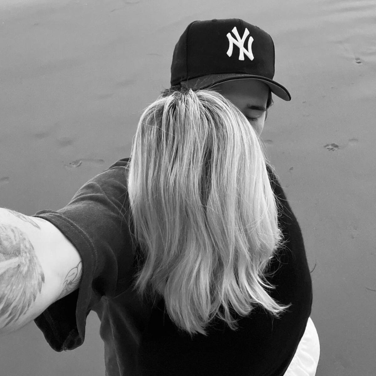 La pareja celebró su tercer aniversario de compromiso con tiernos mensajes en redes sociales.