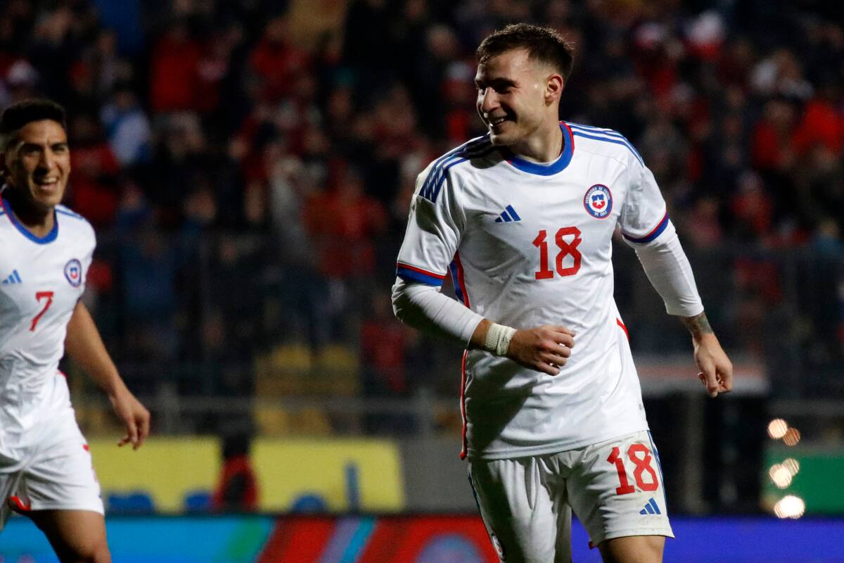 debutó con un doblete en la Selección Chilena.