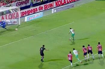 Fusiló al portero: Bruno Barticciotto reventó el arco de Chivas para volver al gol