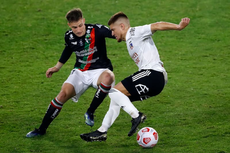El delantero jugando ante Colo Colo, el club de sus amores. Foto: Aton.