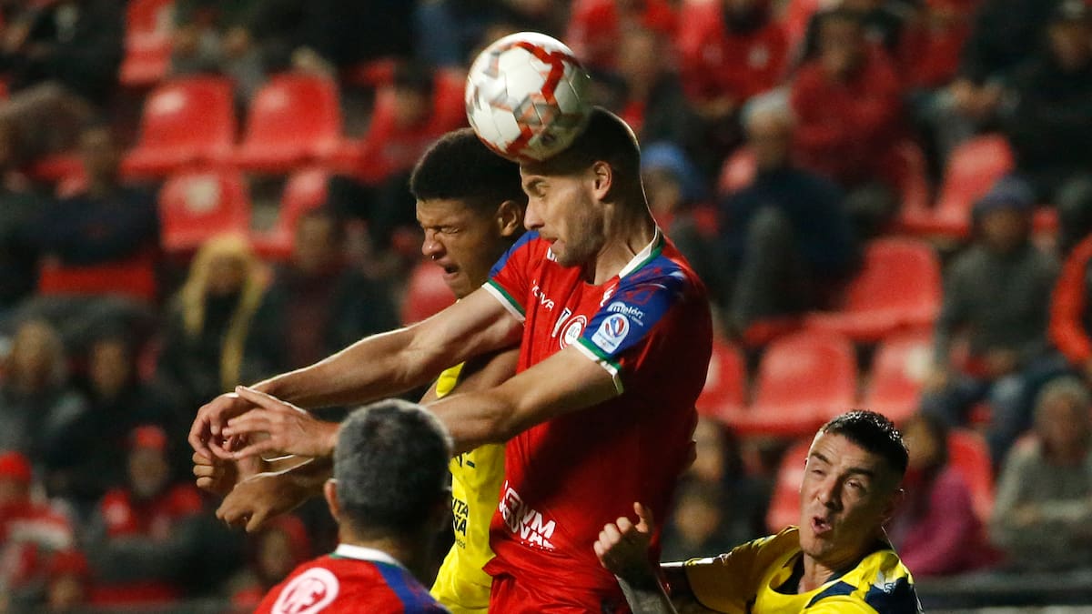 Insólito: acusan a delantero con paso por el fútbol chileno de robar a sus compañeros en el camarín