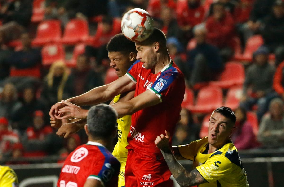 Insólito: acusan a delantero con paso por el fútbol chileno de robar a sus compañeros en el camarín