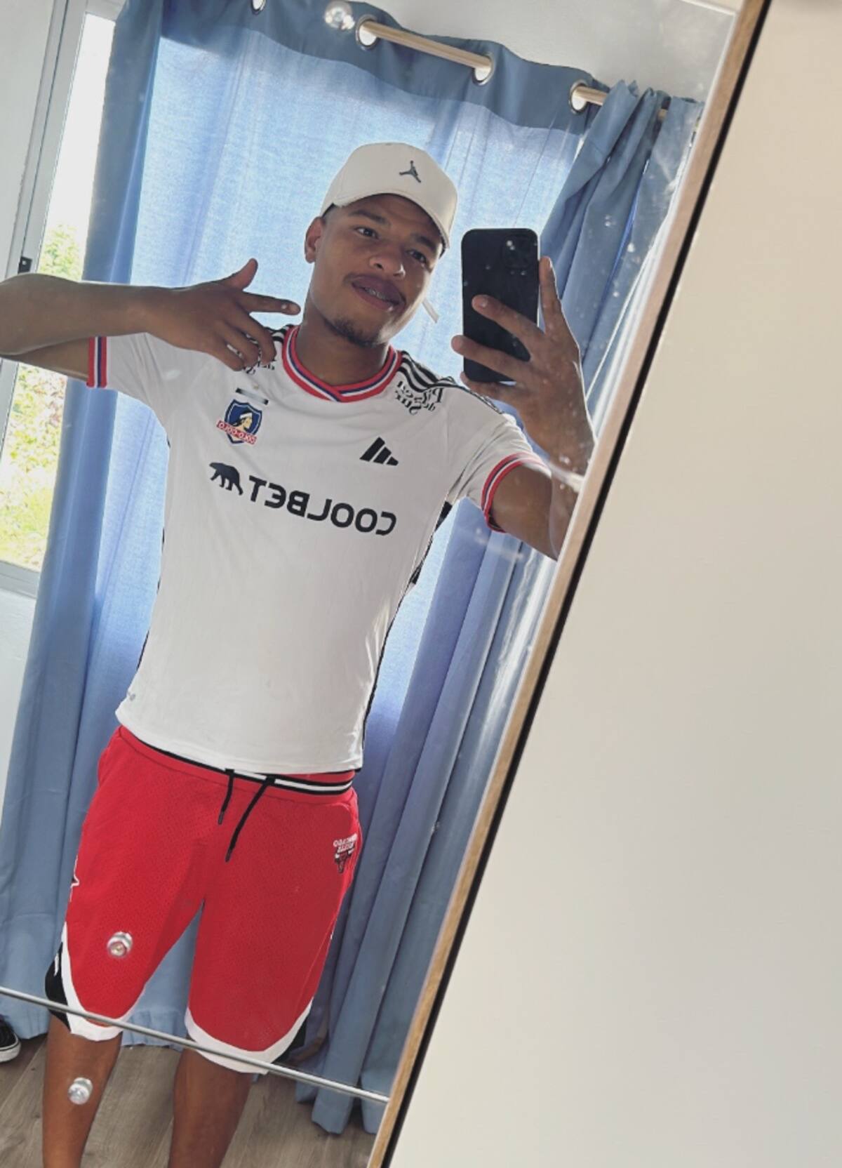 El uruguayo luce la camiseta de Colo Colo.