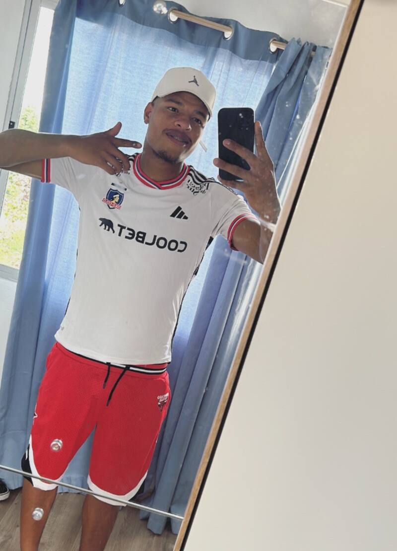 El uruguayo luce la camiseta de Colo Colo.
