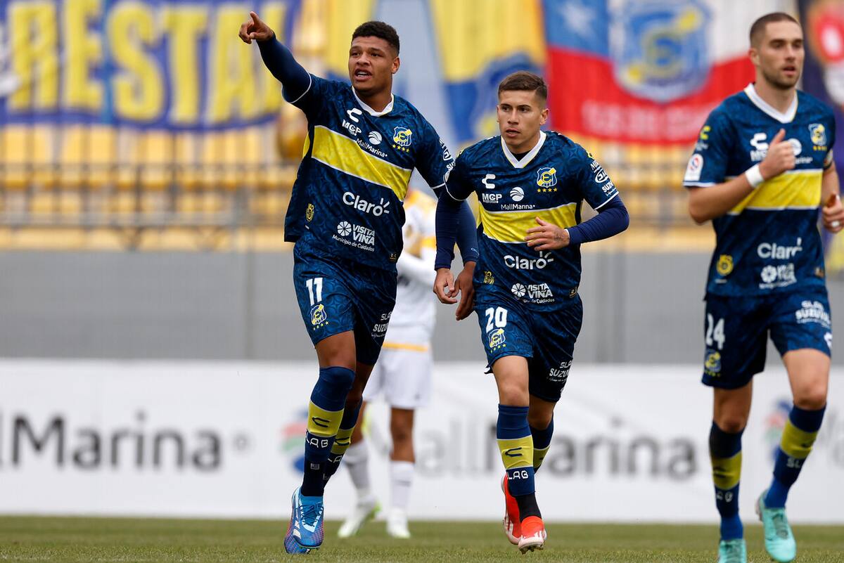 El jugador uruguayo no oculta su fanatismo por Colo Colo. Foto: Aton.