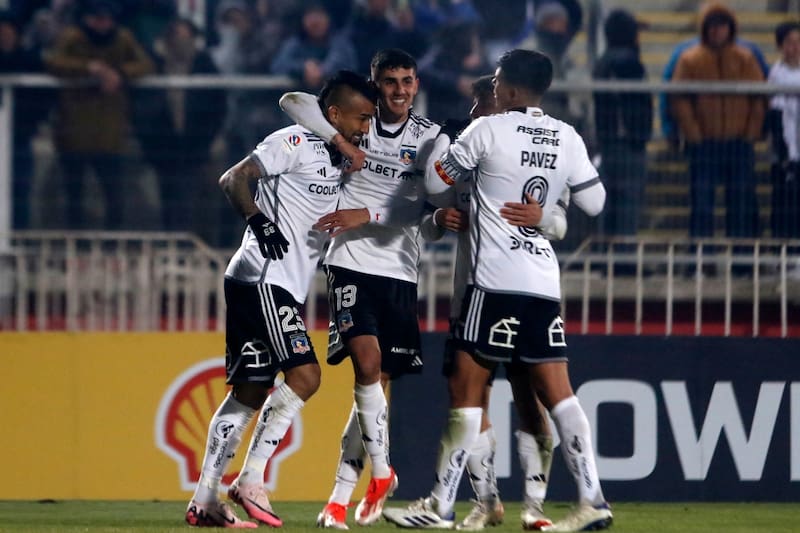celebrando el gol de Colo Colo ante Santa Cruz por Copa Chile.