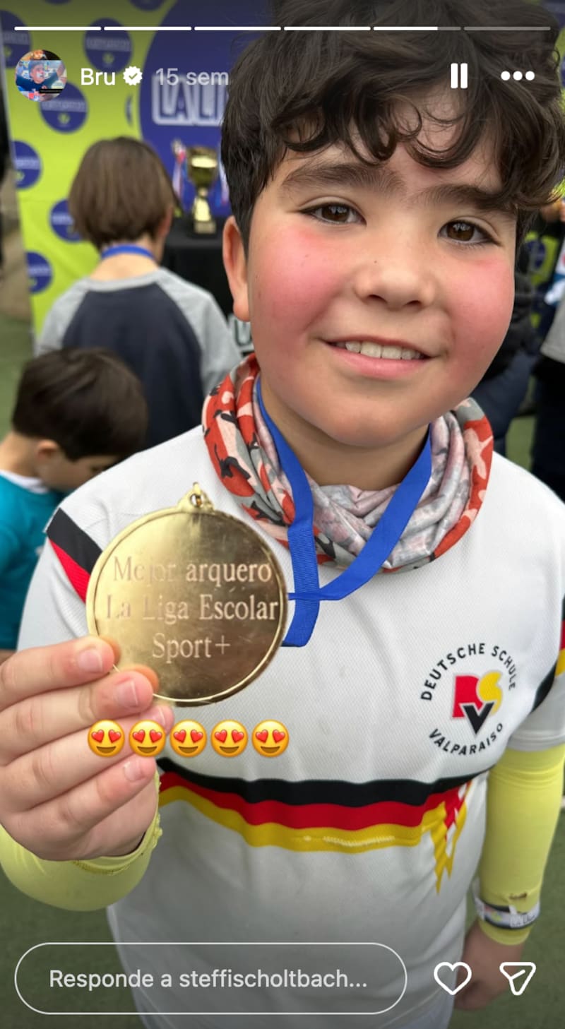 Su mamá Steffi muestra con orgullo la medalla de su hijo. Foto: @steffischoltbach