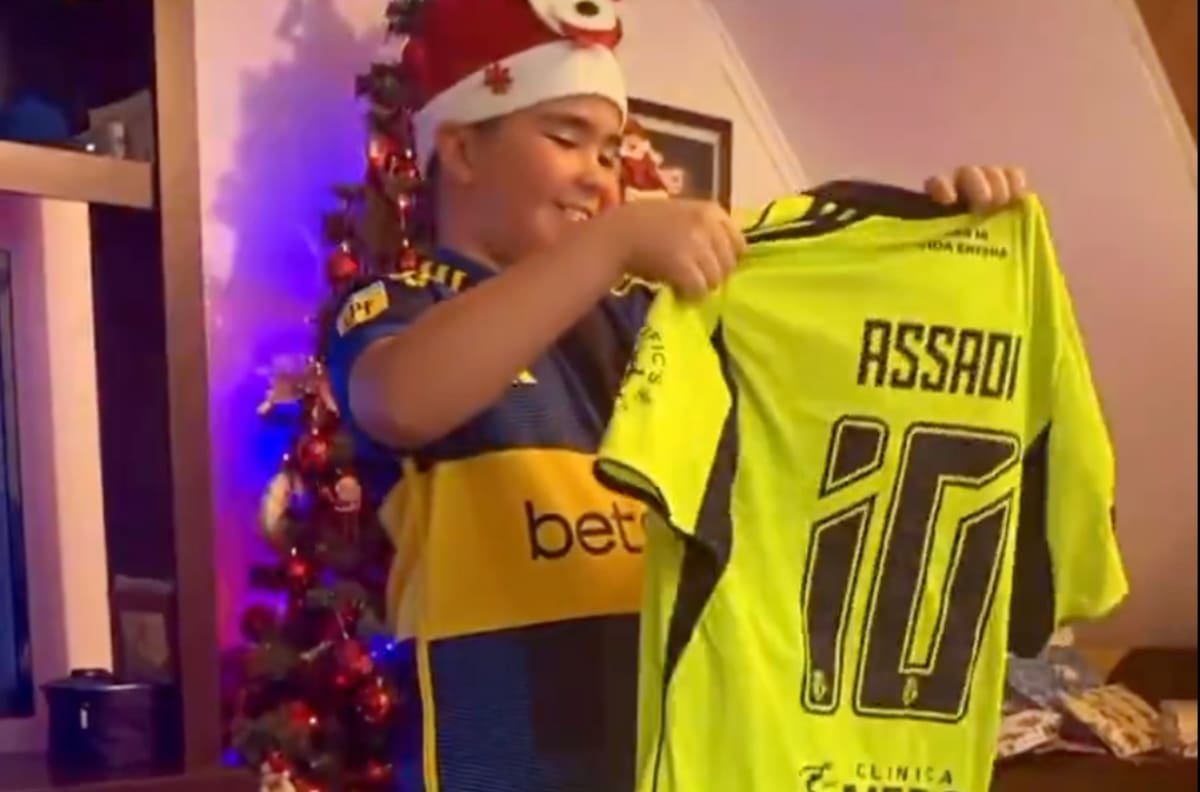 VIDEO | Johnny Herrera emociona a su hijo en Navidad al regalarle la camiseta de Lucas Assadi