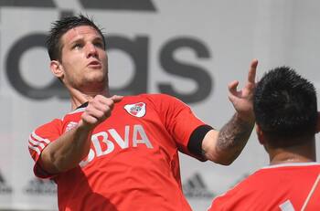 Jugador que pretende la UC la pasa mal en Argentina: hinchas iniciaron campaña para que se vaya del club