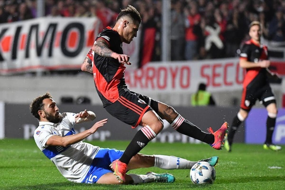 Bruno Zuculini enfrentando a la UC de la mano de River Plate.