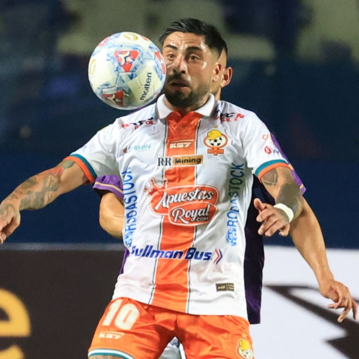 “Colo-Colo es una burbuja que te inculca ganar siempre y salir campeón; luego te vas y luchas por quedarte en Primera”
