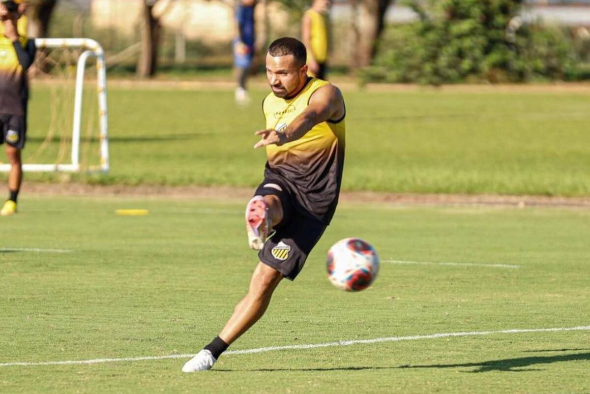 El volante nacional no tuvo continuidad en la segunda división de Brasil y regresa a Chile.