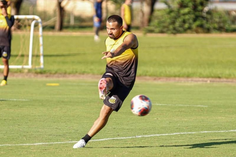 El volante nacional no tuvo continuidad en la segunda división de Brasil y regresa a Chile.