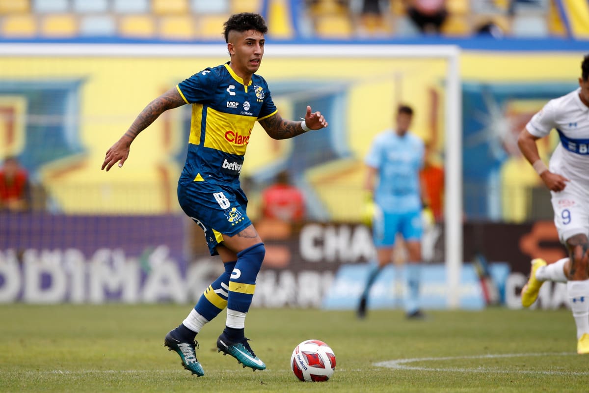El volante de 22 años pertenece a Colo Colo y estuvo a préstamo en Everton por toda la temporada 2023. (Foto: Agencia Aton)