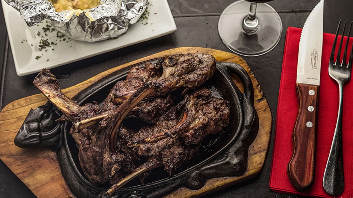 El tenedor libre de carnes que causa furor en Santiago: Ofrece rodizio de cortes premium y buffet de acompañamientos sin límites