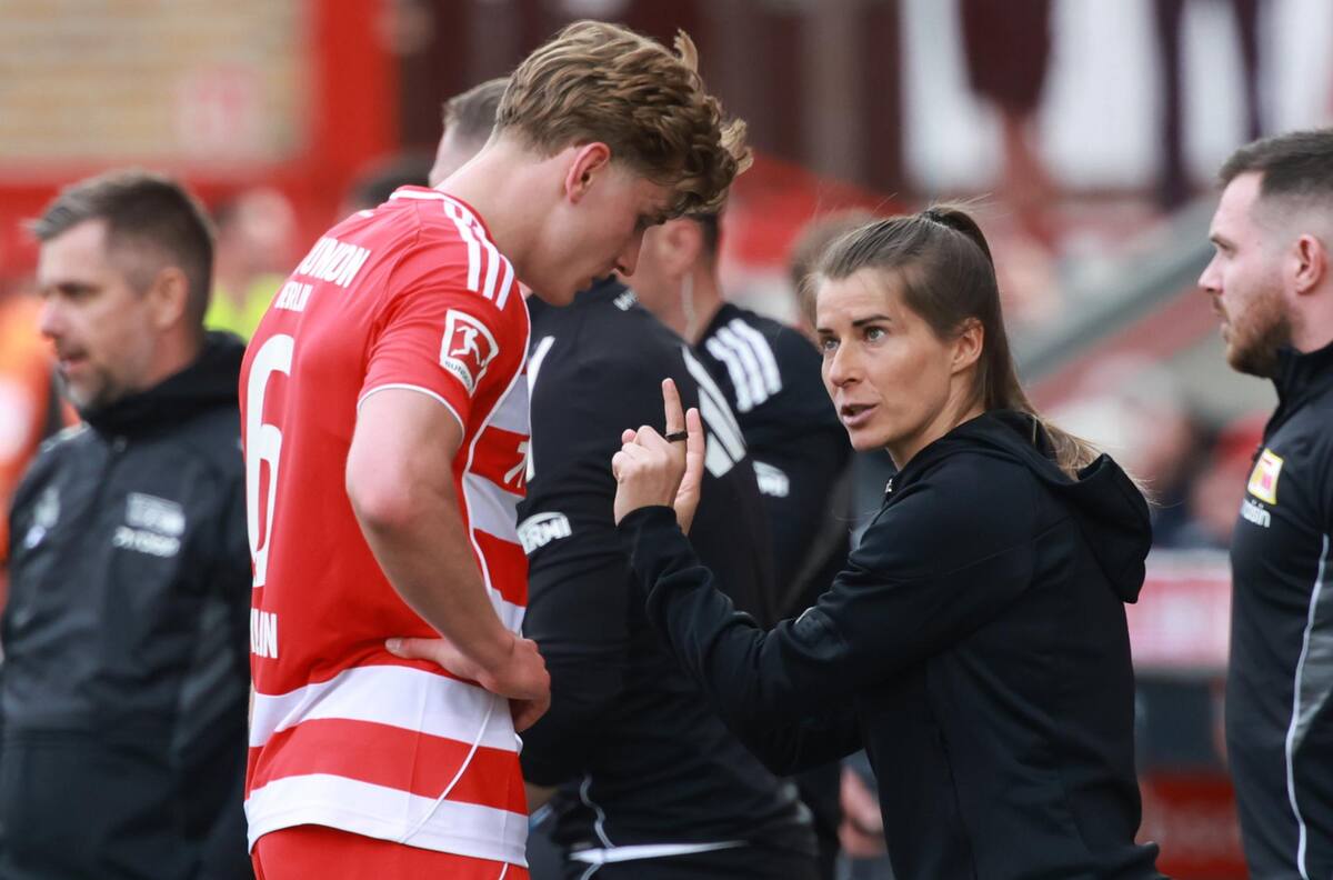 VIDEO | Las imágenes dieron la vuelta al mundo: Marie-Louise Eta debutó como DT en la Bundesliga