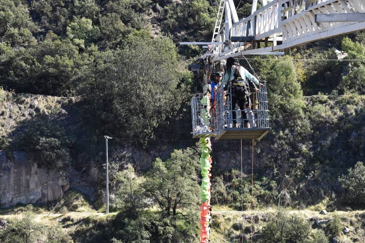 El joven habría fallecido mientras realizaba deporte aventura en el lugar.