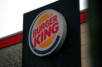 Burger King tendrá dos jornadas presenciales masivas para buscar trabajadores: Sueldos alcanzan los $540.000