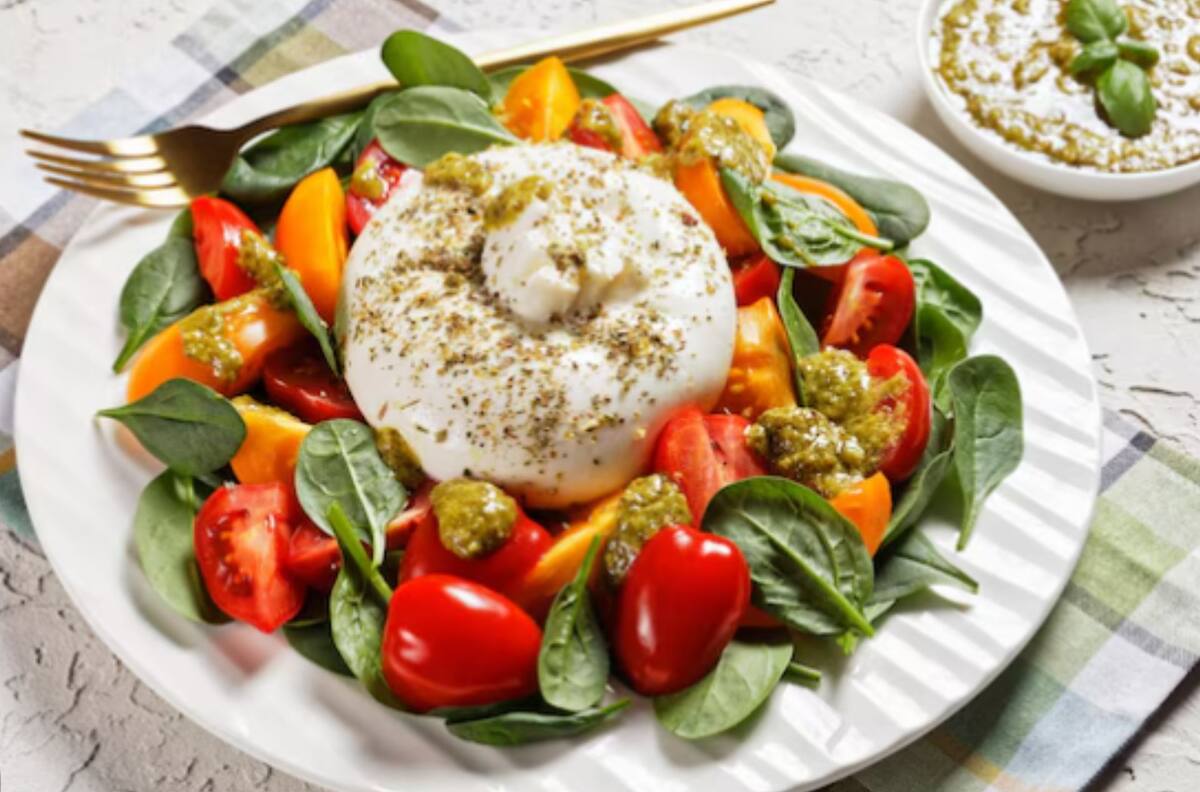 Burrata con pesto y tomates salteados: Una receta perfecta para el aperitivo de Navidad