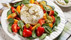 Burrata con pesto y tomates salteados: Una receta perfecta para el aperitivo de Navidad