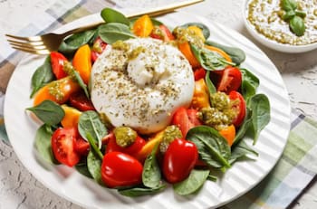 Burrata con pesto y tomates salteados: Una receta perfecta para el aperitivo de Navidad