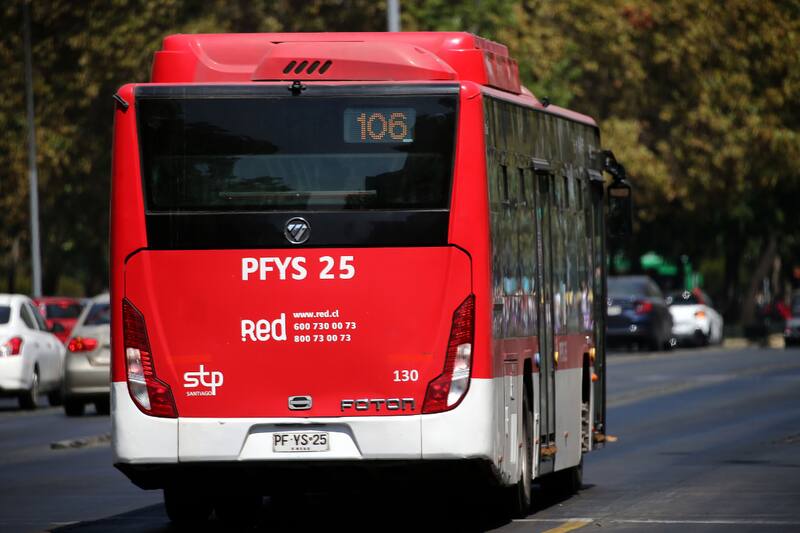 Personal de Carabineros intenta dar con el paradero del bus que atropelló y dio muerte al sujeto.