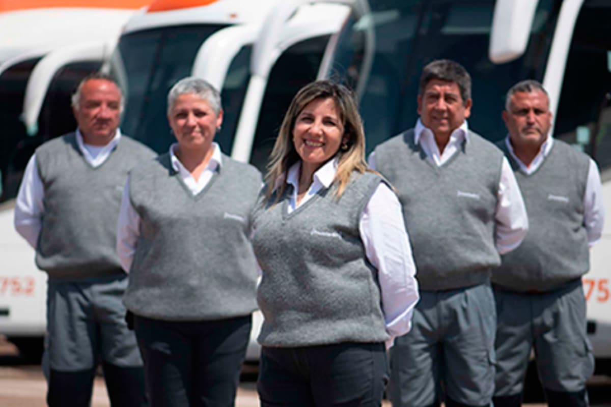 La empresa busca ampliar sus equipos de trabajo con nuevo personal.