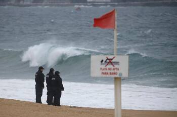 Menor se habría intentado tirar al mar para rescatar a niña que fue arrastrada por oleaje en Viña