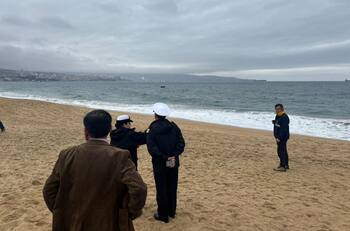 Intensa búsqueda de menor de 5 años que fue arrastrada por el mar en Viña del Mar