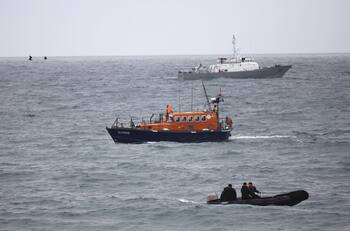 Reanudan la búsqueda de menor de 5 años que fue arrastrada por el mar
