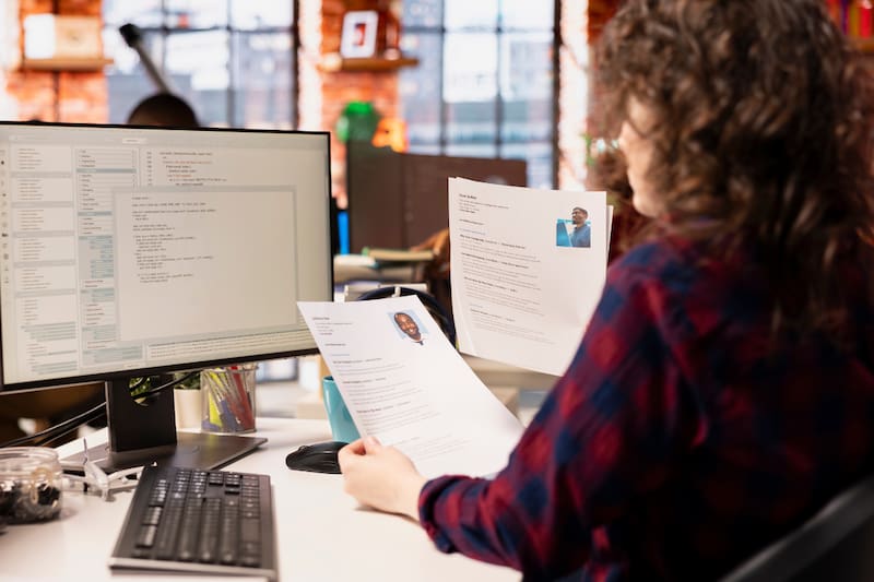 Aumentar la presencia online y mantener un perfil digital actualizado es fundamental para aumentar las posibilidades de encontrar empleo. Créditos: Freepik.