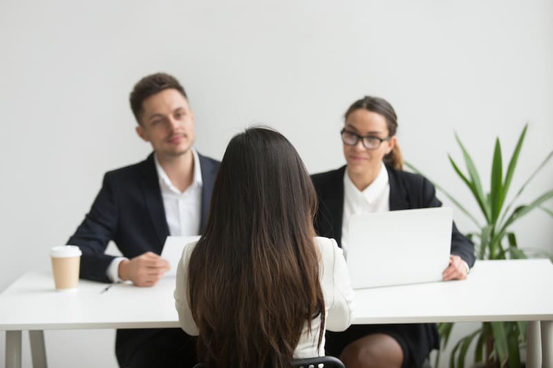 Mantener un perfil virtual con la experiencia laboral actualizada es fundamental durante el proceso para encontrar empleo. Créditos: Freepik.