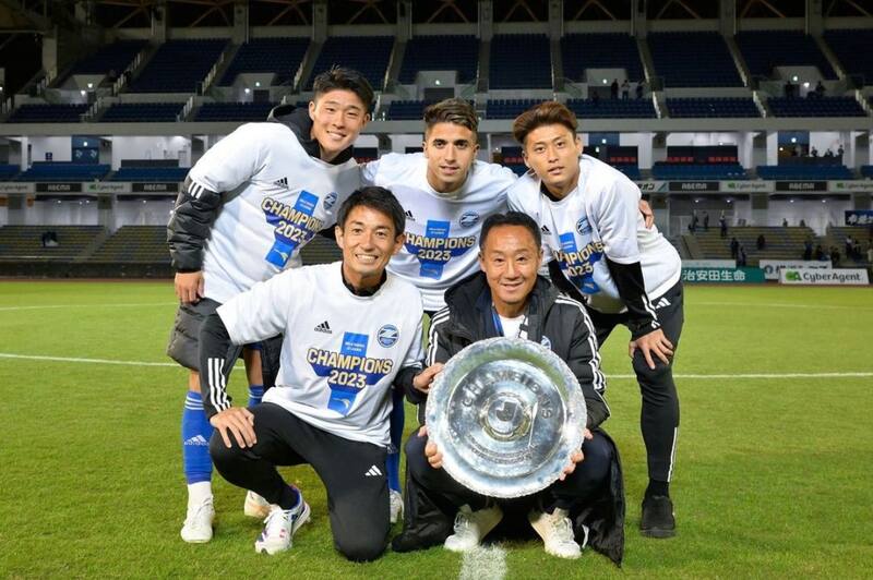 Byron Vásquez, al medio en la fila de arriba, celebrando el ascenso.