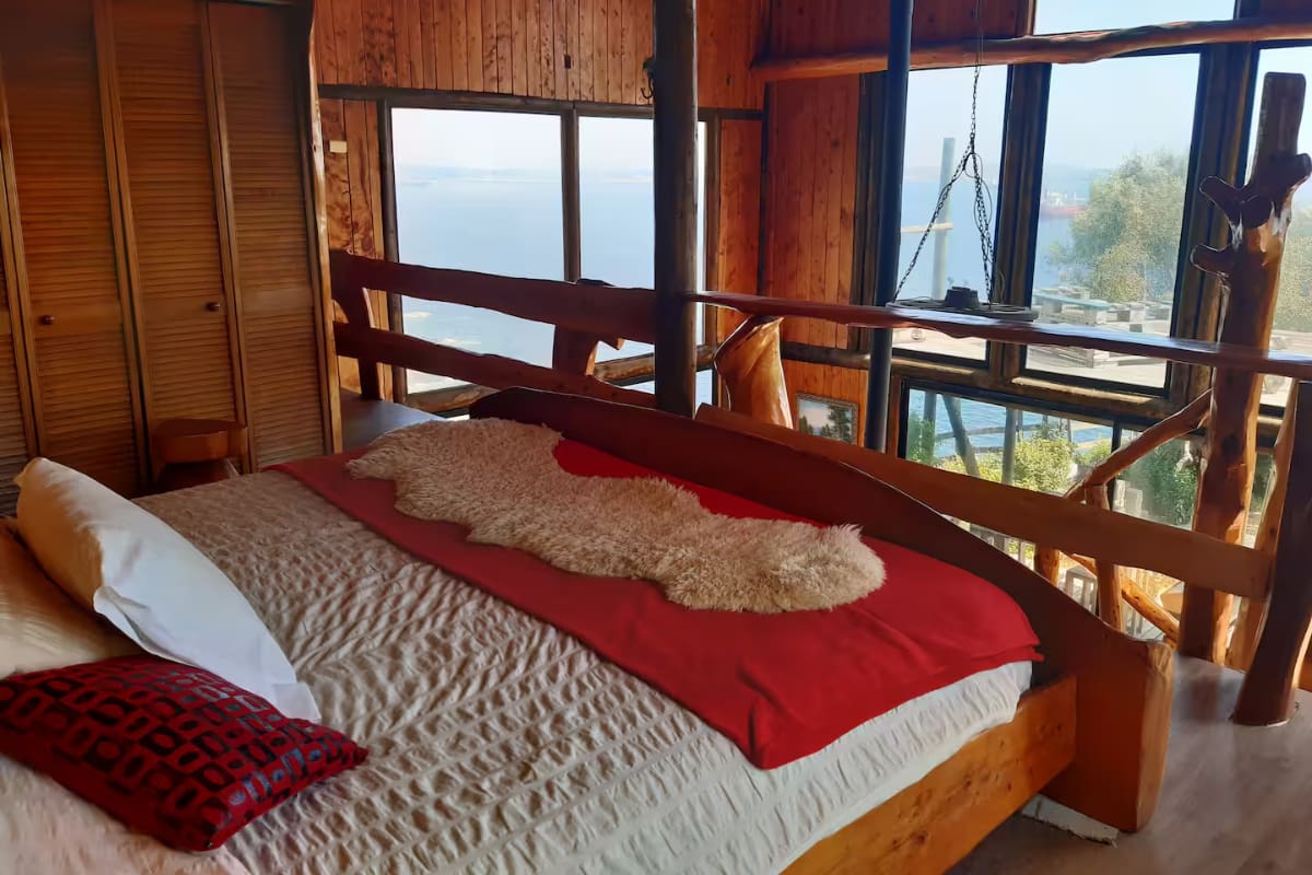 Este hermoso alojamiento ofrece una vista privilegiada al mar. Créditos: Airbnb.
