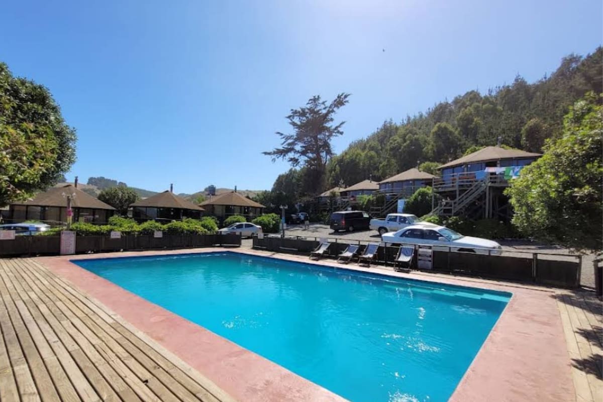 Cuentan con piscina, vista a la playa y el centro de la aldea costera y quinchos para asados.
Créditos: Google Maps.