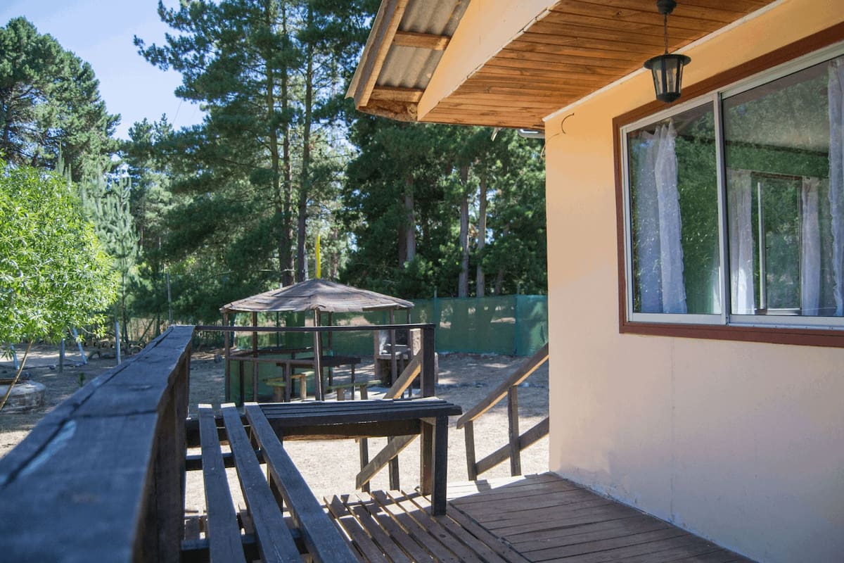 Cuentan piscinas y generosas áreas verdes.
Créditos: Cabañas Canemar Algarrobo.