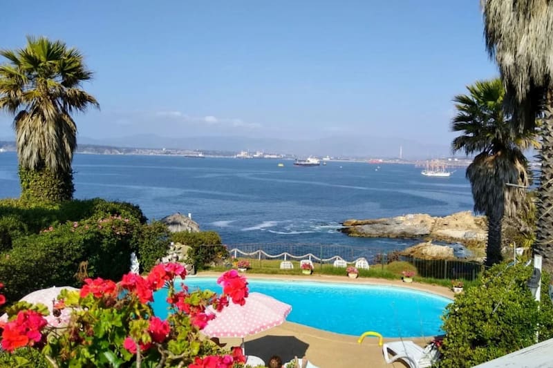 Cuenta con piscina, vista al mar, quinchos, hamacas y muchas otras comodidades.
Créditos: Google Maps.