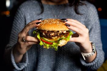Cadena de comida rápida con 74 años en el mercado anuncia el cierre de más de 150 locales