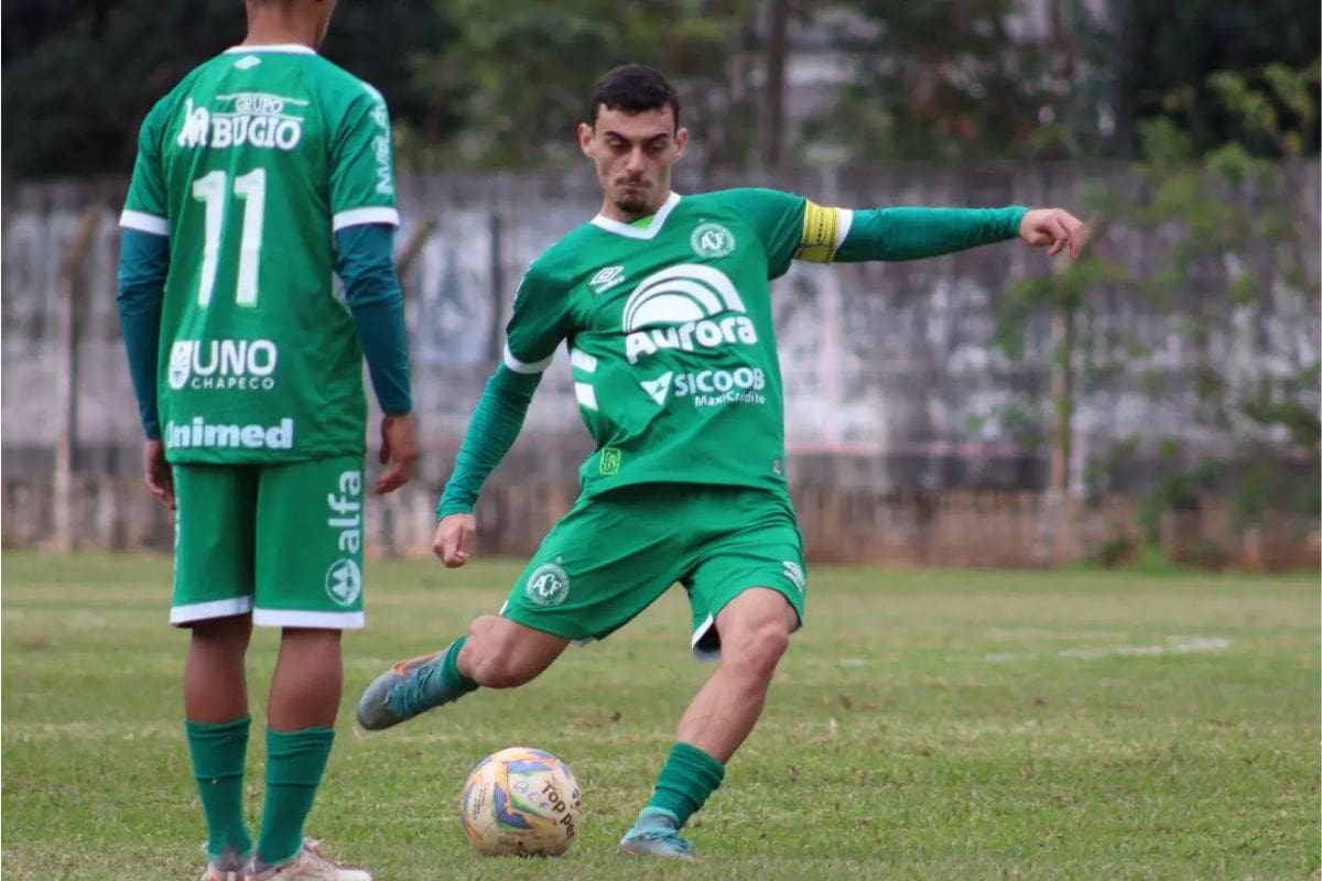 más conocido como Cacá, es el capitán de la Sub 20 de Chapecoense.