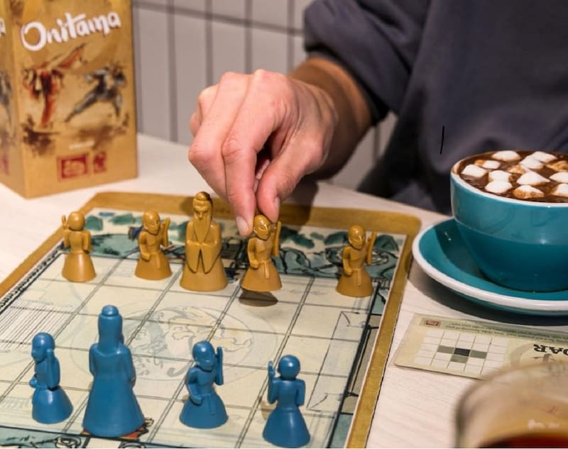 Esta cafetería tiene unos divertidos juegos de mesa para que disfrutes mientras tomas un café y comes un pastelito. Créditos: Café 2D6